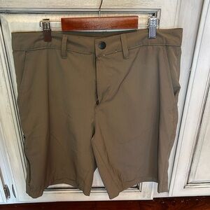 Men’s shorts 32 inch waist Sonoma flexwear 2 pocket front & back 1 zipper pocket